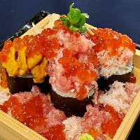 【北海こぼれ寿司】うに・いくら・カニが入った贅沢なお寿司です