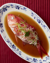 魚本来の美味しさを味わえる『鮮魚の姿蒸し』などの逸品料理も