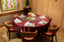 個室多数完備・優雅な室内で美食を味わう上質なおもてなし空間。