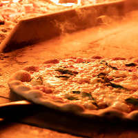400℃の薪窯で焼き上げた薄焼きピッツア＆カルツォーネ