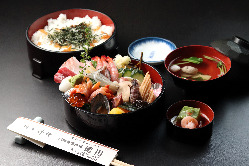 新鮮なネタで作るチラシ寿司は絶品です