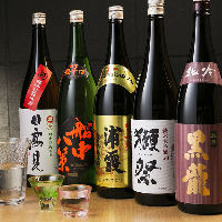 人気の獺祭の他、黒龍、日高見など珍しい日本酒も数多く揃う
