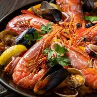 地中海の波音を感じながら、最高の海鮮料理の宴へ。