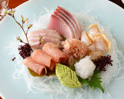 北陸の荒波で育った新鮮魚介を匠の技で丁寧に仕込む刺身・寿司