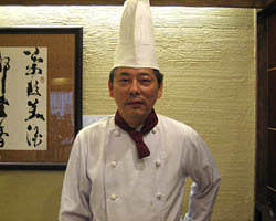 お客様を笑顔にする 2代目料理長の和田康一シェフ。