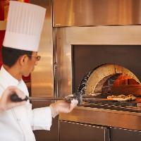 ピザ窯で焼き上げるアツアツのピザは絶品！