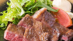 【ステーキ】 肉にもこだわり！黒毛和牛ステーキは旨味たっぷり