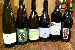 地下にワインカーブあります。 日本ワインはおよそ１００種！