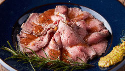 肉の旨味たっぷりの自家製ローストビーフは当店おすすめの逸品！