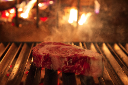 薪で焼き上げる上質の肉は極上の逸品