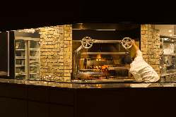 専用の焼き場でじっくりと焼き上げるステーキとグリルは自信作