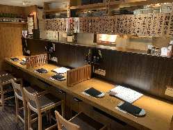 お寿司屋さんをイメージした 広めのカウンター。