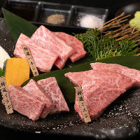特選神戸牛のおすすめ部位をおまかせで選んだ3種盛りが人気