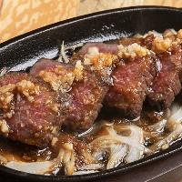 らいおん丸は肉も旨い！アツアツの鉄板で提供するハラミステーキ