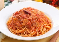 カプリ定番!トマトとニンニクのスパゲティ