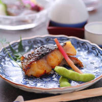 銀鱈や鰆の「ふじ久特製みそ漬」は、お土産に大変人気です。