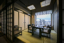 座椅子完備のお座敷個室からは 大阪の夜景を一望。