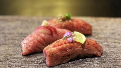 松阪牛炙り寿司♪ 山葵もお肉の上に乗って本当においしい1品。