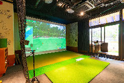 本番さながらプレーが出来るシミュレーションゴルフ個室です。