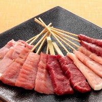 牛、豚、鶏、合鴨まで各種肉の串カツを用意しております。