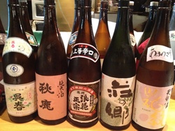 大阪産の旨い地酒を揃えてます。 飲み比べてください。