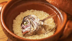 【名物鯛めし】 鯛の旨みがお米の一粒一粒に染み渡っています