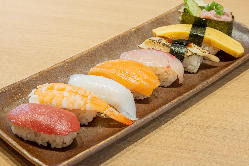 魚貝焼きのお供に 種類豊富でリーズナブルなお寿司は100円〜