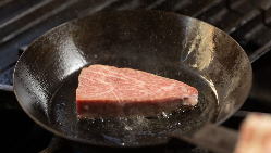 ステーキは特に肉の旨みをしっかりと味わえる逸品です