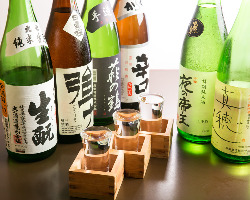 お料理に合せて各地の地酒・日本酒も揃えています。