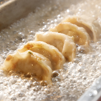 水餃子・焼餃子は、ギュッと凝縮された肉汁がジュワッと溢れ出す