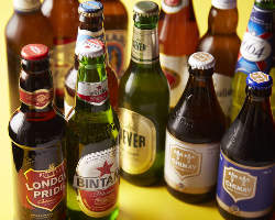 世界各国の厳選ビールを常時60種以上ご用意。飲み比べがおすすめ