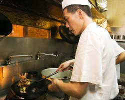 中国国家認定資格保有者の料理人が、手際よくお料理を仕上げます