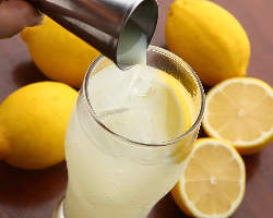 レモンを“まるごと”サワーにした健康志向のお酒です