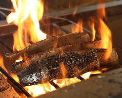豪快に藁で焼き上げ旨味を凝縮した鰹や肉料理をご堪能ください
