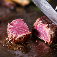 柔らかい赤身の中にきめ細やかな 霜降りの特選牛ステーキ