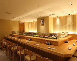 寿司屋のカウンターは特等席。デリバリー・ケータリングも可能。