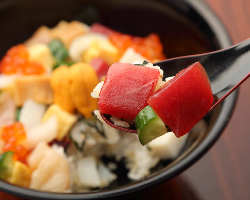ランチで人気のバラチラシ。お土産に寿司折や巻物の折詰も人気。