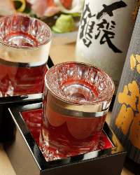 日本酒は料理と引き立て合うものを全国から常時8種厳選！