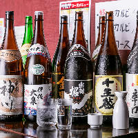 店主厳選の日本酒と焼酎は全10種類。サワー類はメガジョッキで！