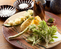 旬の天ぷら。厳選食材をイギリス産の美味しい塩で