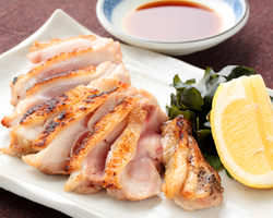 新鮮な鳥肉を使用した 鳥タタキは人気の一品。