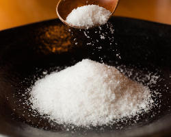【特製塩】 当店の鳥焼に合わせて独自にブレンドした塩を使用