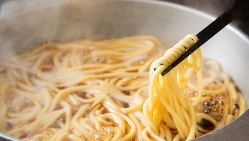 楽天地のもつ鍋スープに合わせた特製麺の「チャンポン玉」