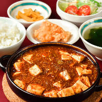 四川麻婆豆腐定食は火曜日限定！自家製ラー油が効いています。