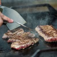【 肉 】 沖縄本島で育った「もとぶ牛」のステーキが人気！