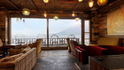 [全席オーシャンビュー] 錦江湾と桜島の絶景を望むカフェ空間