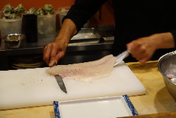 カウンター席では 目の前で新鮮な魚が調理されていきます。