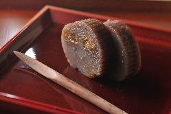 職人がオリジナルでつくる季節の和菓子も人気が高い。