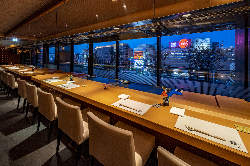 煌びやかな中洲の夜景を眺望できるカウンター席は人気が高い。
