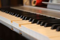 店内のBGMは自動演奏のピアノ